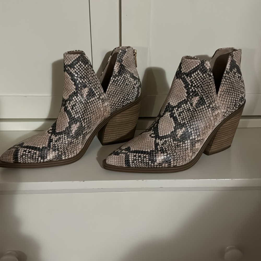 Vince Camuto VC-Gigietta. Natural Warm Rocco’s. Size 9.